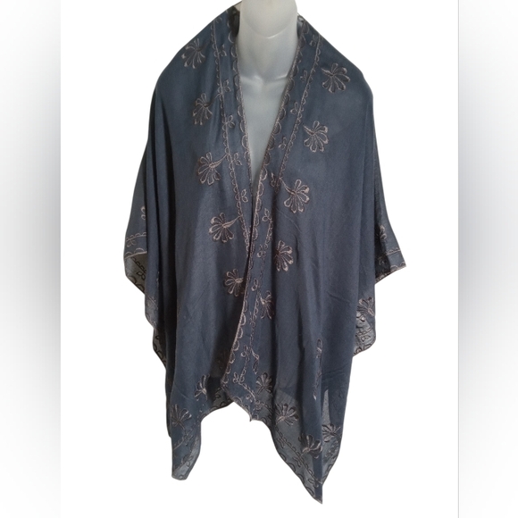 Natural Life Embroidered Floral Shawl Kimono Draped Wrap Poncho Gray One Size - Picture 2 of 5